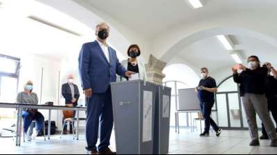 Sachsen-Anhalts Ministerpr&auml;sident Haseloff gibt bei Landtagswahl Stimme ab
