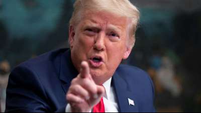 Mehrere Anw&auml;lte verlassen vor Impeachment-Prozess Trumps Team 