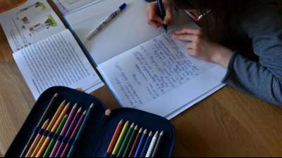 Kommunen dringen auf &Ouml;ffnung von Schulen und Kitas