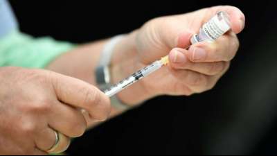 Schnelle Boosterimpfungen k&ouml;nnten vierte Coronawelle brechen