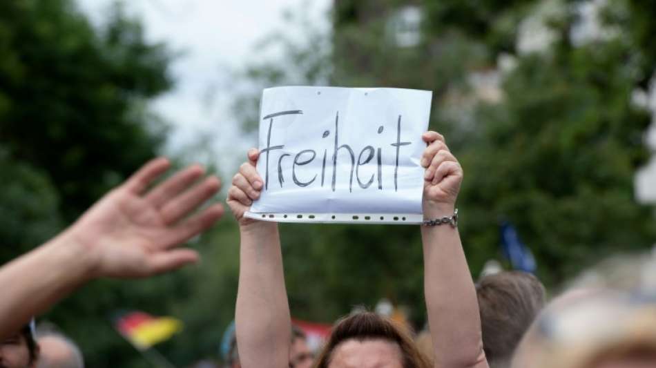 Drei von vier Deutschen begr&uuml;&szlig;en eine Kontaktbeschr&auml;nkung
