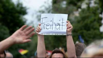 Drei von vier Deutschen begr&uuml;&szlig;en eine Kontaktbeschr&auml;nkung
