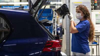 Autoindustrie fordert Kaufprämien auch für Diesel- und Benzinautos