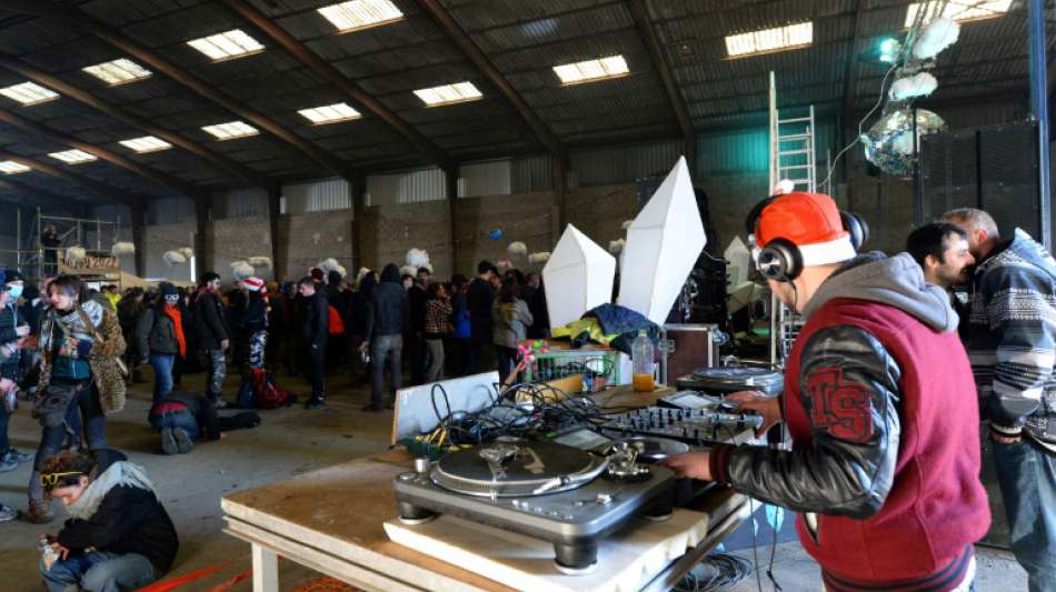 Rund 2500 Menschen nehmen im Westen Frankreichs an illegaler Silvesterparty teil