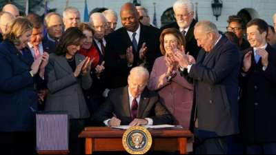 Biden feiert mit Unterzeichnung von Infrastrukturpaket politischen Erfolg