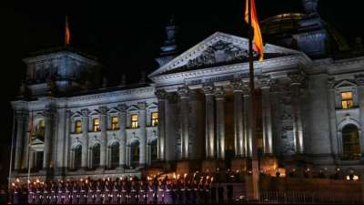 Gro&szlig;er Zapfenstreich vor dem Reichstagsgeb&auml;ude zu Afghanistan-Einsatz