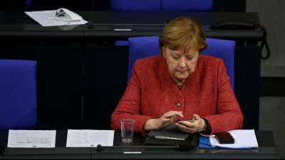 Merkel spricht mit Besch&auml;ftigten von Krisentelefonen &uuml;ber Pandemiefolgen