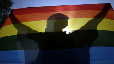 Merkel und EU-Kollegen fordern vor Gipfel Respekt f&uuml;r LGBTI-Rechte