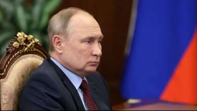 Putin bel&uuml;gt sein Volk - Путин лжет своему народу