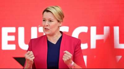 Berlin: Rot-gr&uuml;n-roter Koalitionsvertrag ist unterzeichnet worden