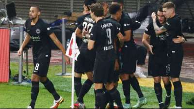 Dank Trapp und Hauge: Eintracht st&uuml;rmt vorzeitig in die K.o.-Runde 