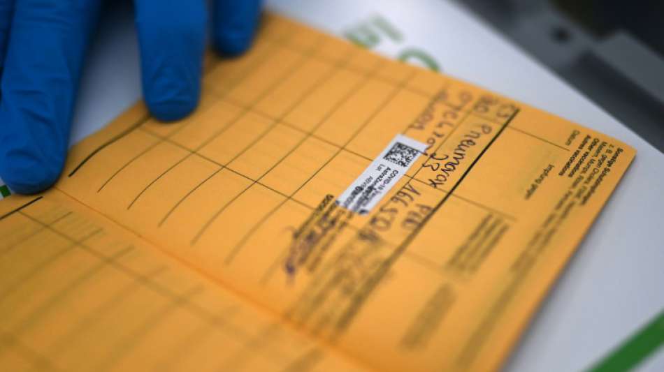 Aufbewahrungsort? Deutsche suchen ihren eigenen Impfpass
