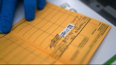 Aufbewahrungsort? Deutsche suchen ihren eigenen Impfpass