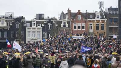 Tausende in Amsterdam demonstrieren gegen Corona-Lockdown in den Niederlanden