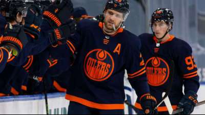 Nach 0:3-R&uuml;ckstand: Draisaitl und Kahun f&uuml;hren Oilers zum Sieg - St&uuml;tzle verwandelt ersten Penalty