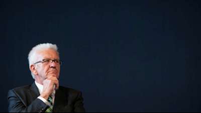 Kretschmann schr&auml;nkt wegen Erkrankung von Ehefrau Landtagswahlkampf ein