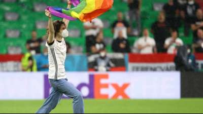 Vor DFB-Spiel: Flitzer mit Regenbogen-Fahne l&auml;uft aufs Spielfeld