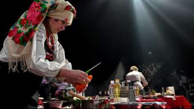Borscht-"Marathon" in der Ukraine: 25 K&ouml;che bereiten Rote-Beete-Suppe zu