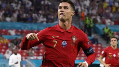 Ronaldo schie&szlig;t Portugal mit Weltrekord ins Achtelfinale