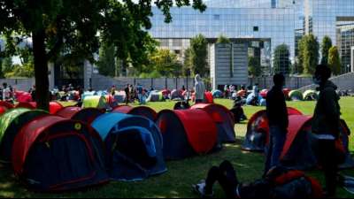 Paris: Protestcamp von obdachlosen Migranten ist ger&auml;umt