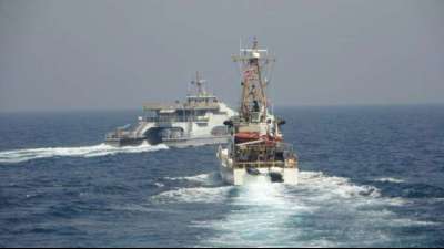 US-Schiff feuert Warnsch&uuml;sse in Richtung iranischer Boote ab