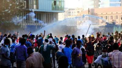 Sicherheitskr&auml;fte setzen Tr&auml;nengas gegen zehntausende Demonstranten im Sudan ein