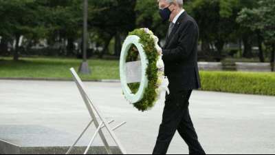 IOC-Chef Thomas Bach legt einen Kranz in Hiroshima nieder