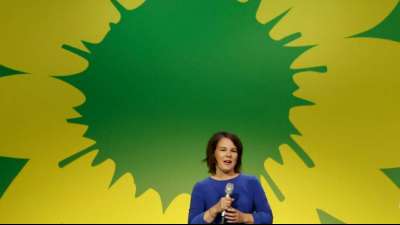 Baerbock verteidigt Klima-Beschl&uuml;sse in Ampel-Koalitionsvertrag gegen Kritik
