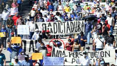 Tausende Menschen in El Salvador protestieren gegen Pr&auml;sident