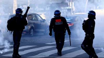 Polizei setzt Tr&auml;nengas gegen Teilnehmer von Protestkonvoi in Paris ein