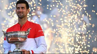 Djokovic schenkt Fan seinen Schl&auml;ger: "Er hat mich gecoacht"