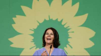 Baerbock strebt Pakt von Politik und Industrie f&uuml;r Klimaschutz an