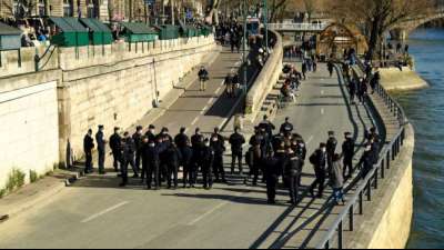 Polizisten r&auml;umen volle Seine-Quais in Paris