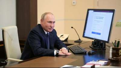 Putin gibt Stimme zur Parlamentswahl wegen Corona-Selbstisolation online ab