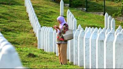 26 Jahre nach Massaker von Srebrenica: Angeh&ouml;rige beerdigen 19 weitere Opfer