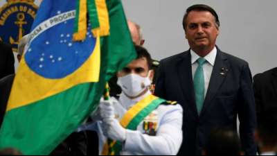 Bolsonaro-Unterst&uuml;tzer durchbrechen Polizeiabsperrung in Bras&iacute;lia