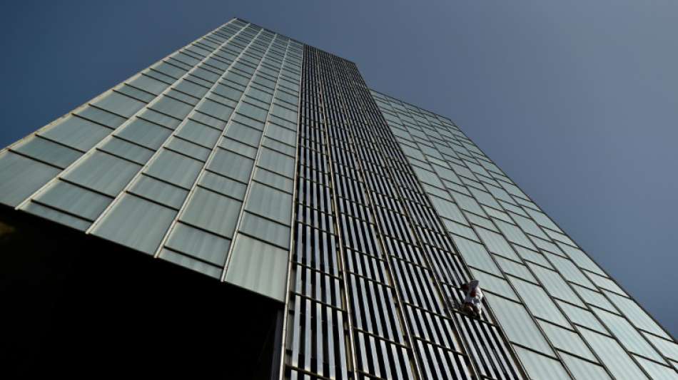 Brite klettert Glasfassade (120m) von Hotel in Barcelona hoch