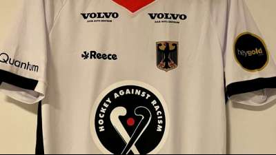 Teams mit Statement "Hockey gegen Rassismus" auf Trikot