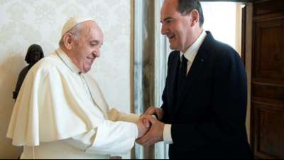 Papst Franziskus empf&auml;ngt Frankreichs Premierminister Jean Castex