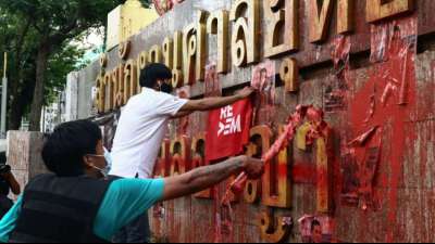 Demonstranten in Thailand beschmieren Gericht mit Farbe und Lebensmitteln