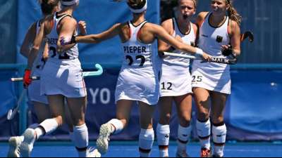 Hockey-Frauen schlagen Olympiasieger Gro&szlig;britannien - Lorenz tr&auml;gt Regenbogenbinde