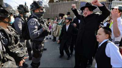 Ultra-orthodoxe Juden bewerfen an Purim-Feiertag Polizisten mit Steinen