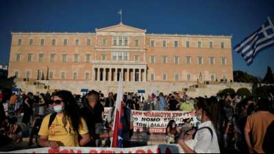 Griechisches Parlament verabschiedet umstrittenes Arbeitsgesetz