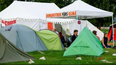 Zwei Klimaaktivistinnen brechen Hungerstreik aus gesundheitlichen Gr&uuml;nden ab