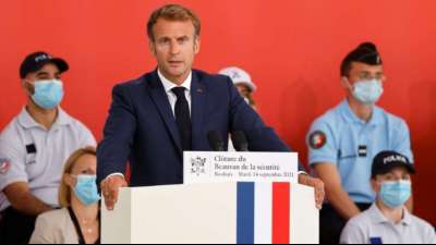 Macron k&uuml;ndigt parlamentarische Kontrolle der Sicherheitskr&auml;fte an