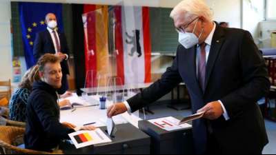 Erste prominente Politiker geben bei Bundestagswahl Stimme ab