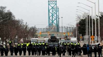 Kanadische Polizei r&auml;umt von Lkw-Fahrern blockierte Grenzbr&uuml;cke