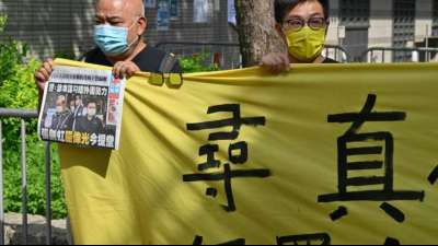 Zwei F&uuml;hrungskr&auml;fte von Hongkonger Zeitung "Apple Daily" vor Gericht erschienen