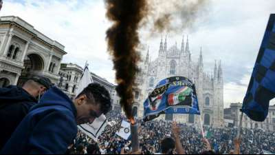 Polizei stoppt Scudetto-Party auf Mail&auml;nder Domplatz