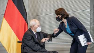 AfD mit R&uuml;ckzieher in Streit um Maskenpflicht im Bundestag